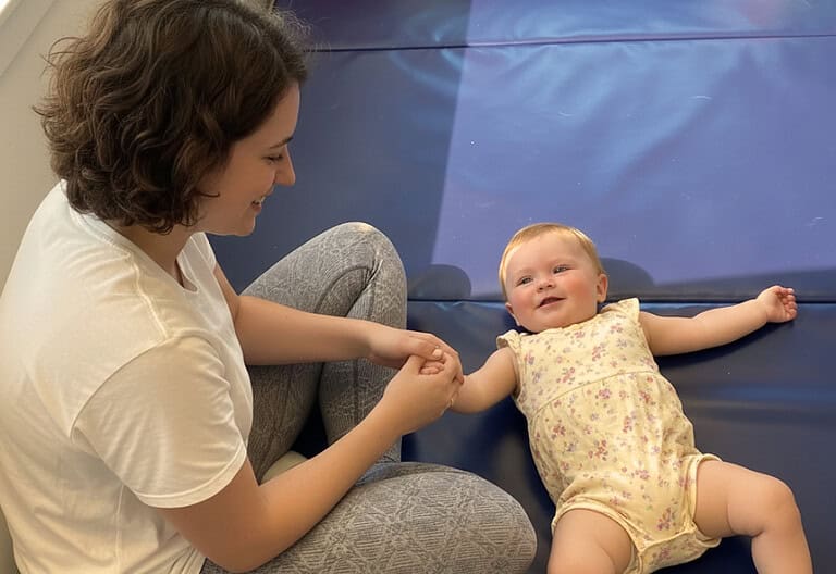 Včasná intervencia MNRI Masgutova u dojčaťa. Jemná stimulácia reflexov podporuje správny neurovývin, neuroplasticitu mozgu a prevenciu motorických odchýlok.